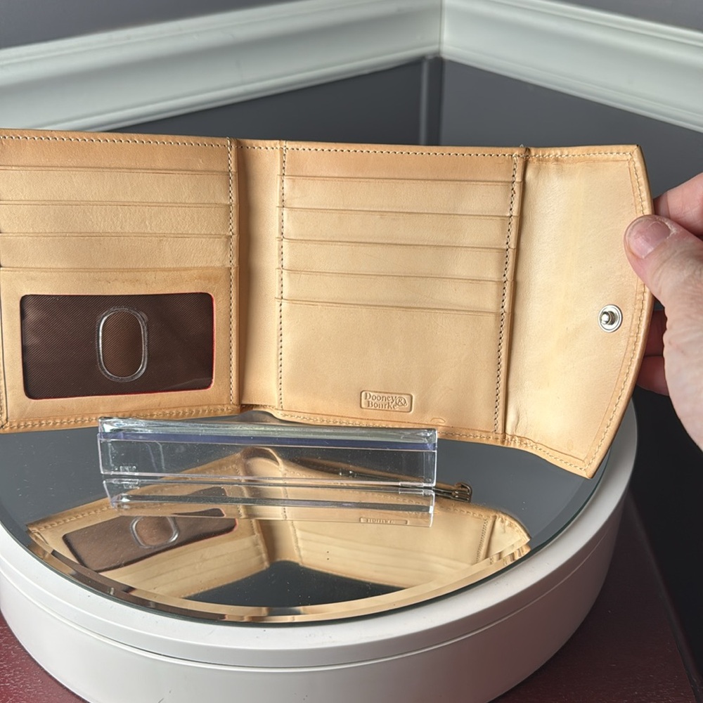 EUC Dooney & Bourke leather and canvas monogram wallet with kiss lock on back - Picture 3 of 8